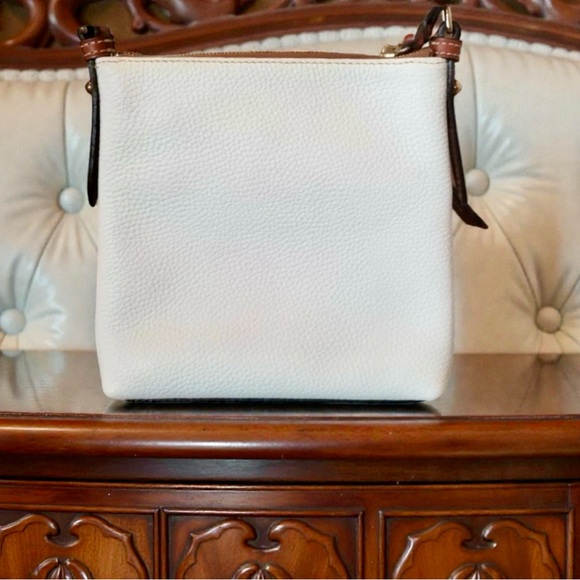 Dooney & Bourke White Pebble Grain Letter Carrier Crossbody – Chic & Classic - Picture 3 of 3